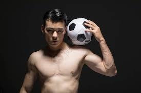 米兰1分钟进球！特奥拙劣演技假摔被罚下！总分1-2无缘欧冠16强！